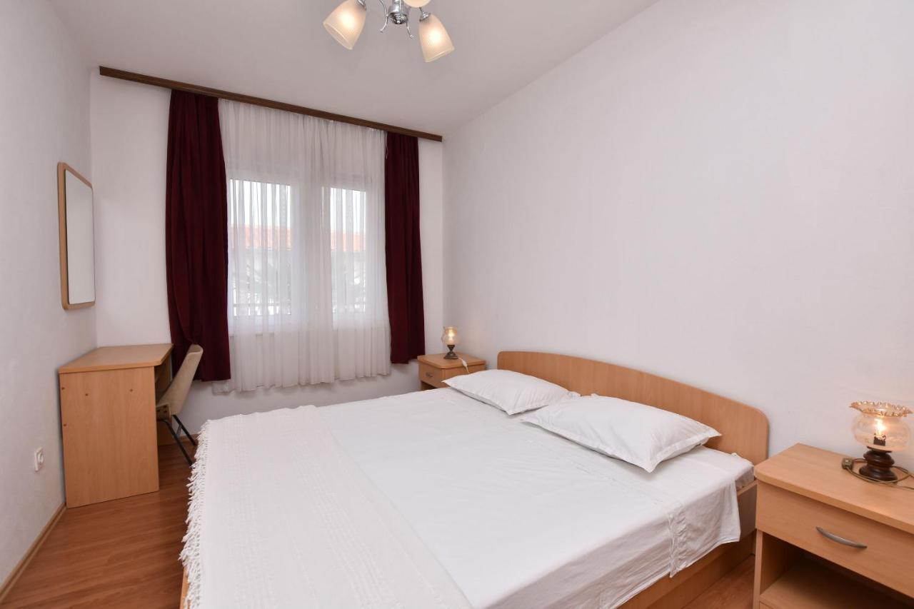 Apartments And Room Kiko Примоштен Экстерьер фото